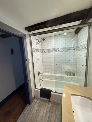 Dusche, umweltfreundliche Kosmetikartikel, Haartrockner, Handtücher