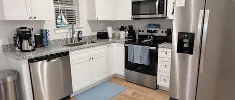 Mikrobølgeovn, ovn, kokeplater og oppvaskmaskin