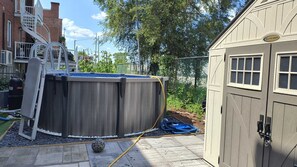 Outdoor spa tub - Le Très Cozy (Montréal)