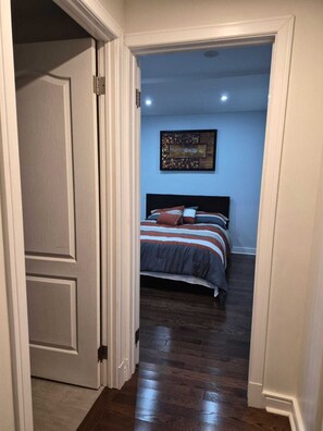 Desk, iron/ironing board, free WiFi, bed sheets - Le Très Cozy (Montréal)