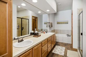 Shower, hair dryer, shampoo - Luxury Getaway | Walkable, Starlink, Patio, Garage (Pagosa Springs)