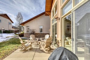Outdoor dining - Luxury Townhome w/ Patio, Fast Starlink WiFi (Pagosa Springs)