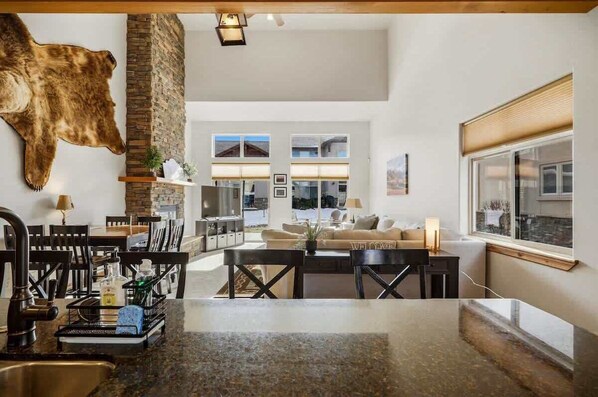 TV, fireplace, offices - Luxury Getaway | Walkable, Starlink, Patio, Garage (Pagosa Springs)