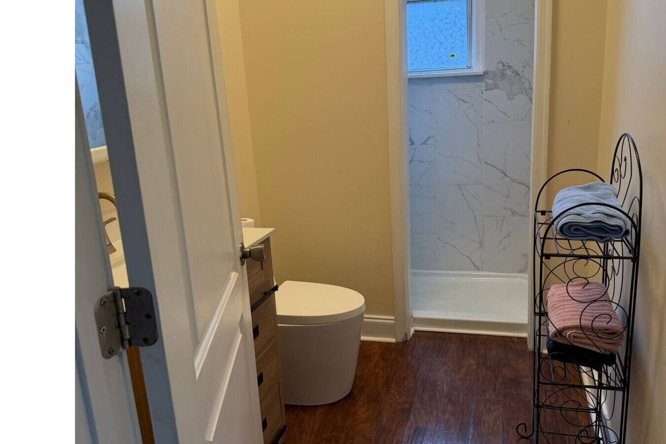 Een douche, een haardroger, handdoeken, zeep