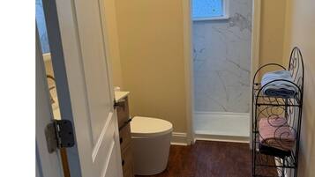 Een douche, een haardroger, handdoeken, zeep