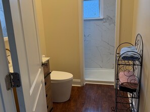 Chuveiro, secador de cabelo, toalhas de banho, sabonete