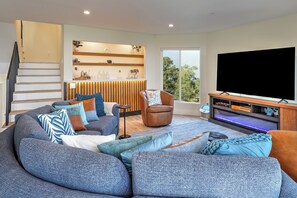 Smart TV, chimenea, videojuegos y libros 