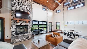 TV connectée, cheminée, table de tennis de table