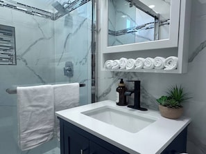 Douche, sèche-cheveux, savon, papier toilette