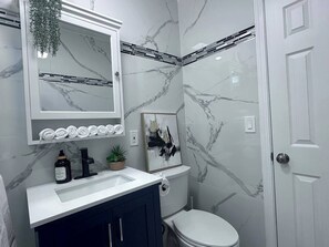 Douche, sèche-cheveux, savon, papier toilette