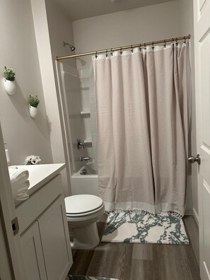 Haartrockner, Handtücher, Seife, Toilettenpapier