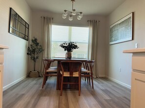 Dining - Fresh & Spacious 4BR in Port Saint Lucie (Port St. Lucie)