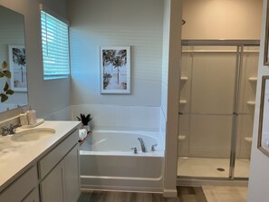 Hair dryer, towels, soap, shampoo - Fresh & Spacious 4BR in Port Saint Lucie (Port St. Lucie)