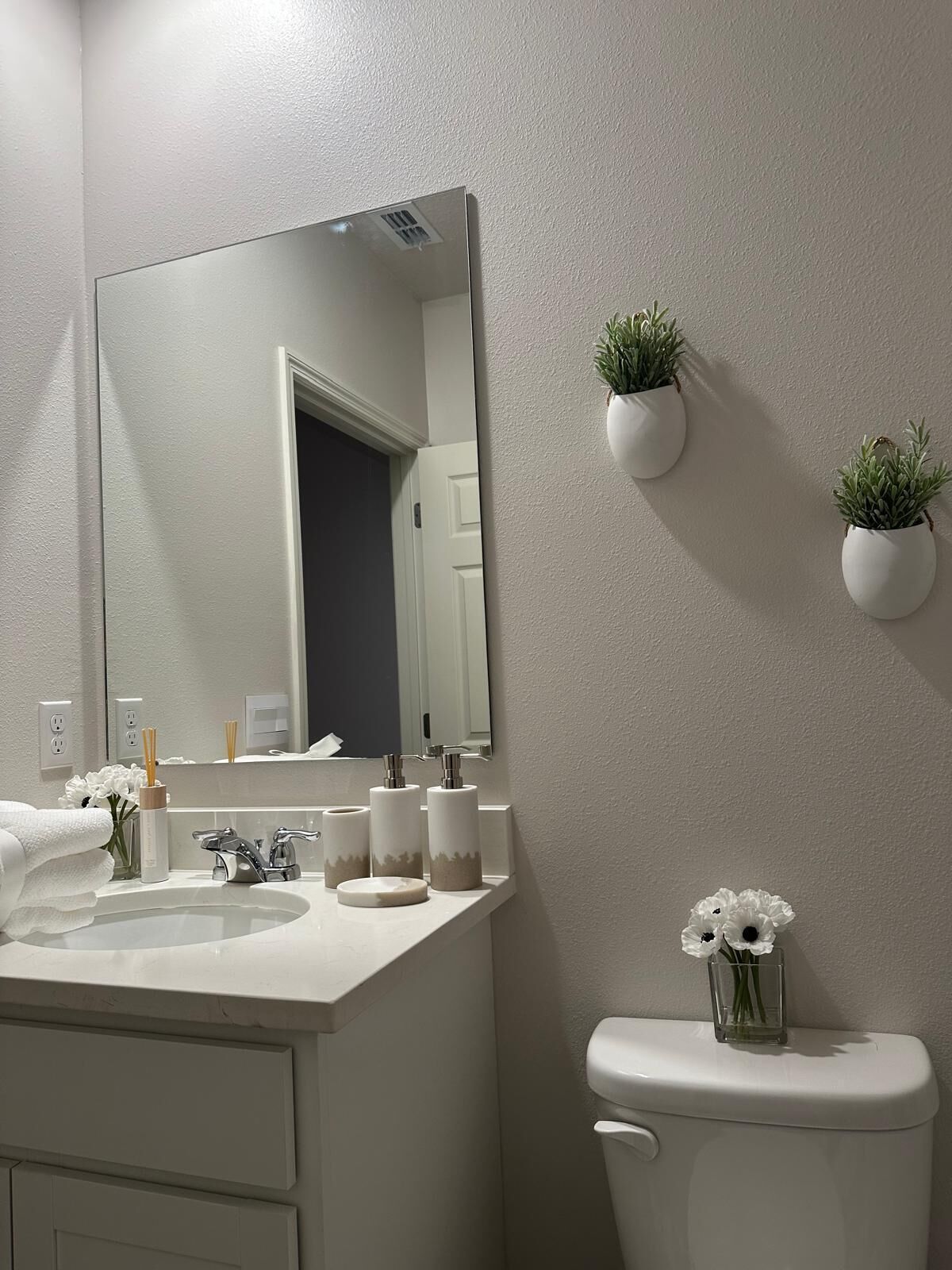 Haartrockner, Handtücher, Seife, Toilettenpapier