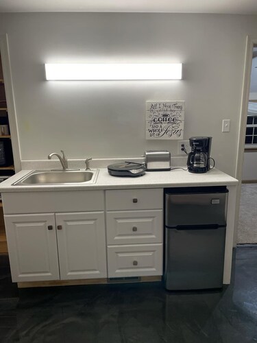 Cozy 2 beds, 1 Sofa bed, Apartment with Garage in Charming Salem.