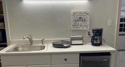 Cozy 2 beds, 1 Sofa bed, Apartment with Garage in Charming Salem.