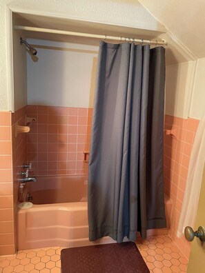 Sèche-cheveux, serviettes fournies, savon, papier toilette