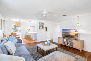 TV, fireplace, ping pong - Boaters Paradise for boaters, beach goers, fishing fanatics, and families alike! (Palmetto)