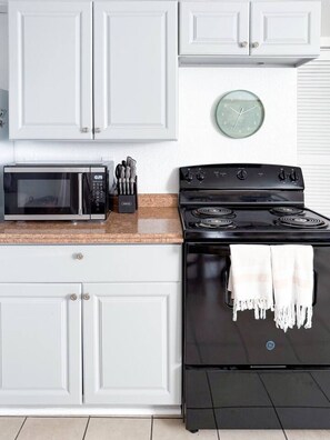 Kylskåp, mikrovågsugn, ugn och spishäll