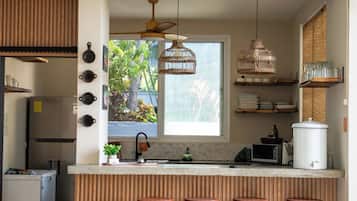 Nevera en la zona común y microondas en la zona común