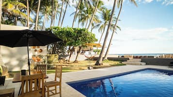 Una piscina al aire libre (de 07:00 a 22:00), tumbonas