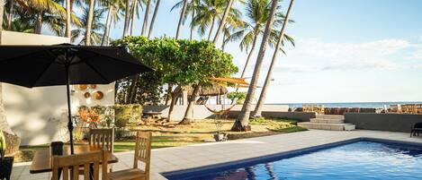 Udendørs pool, åben fra kl. 07.00 til kl. 22.00, liggestole