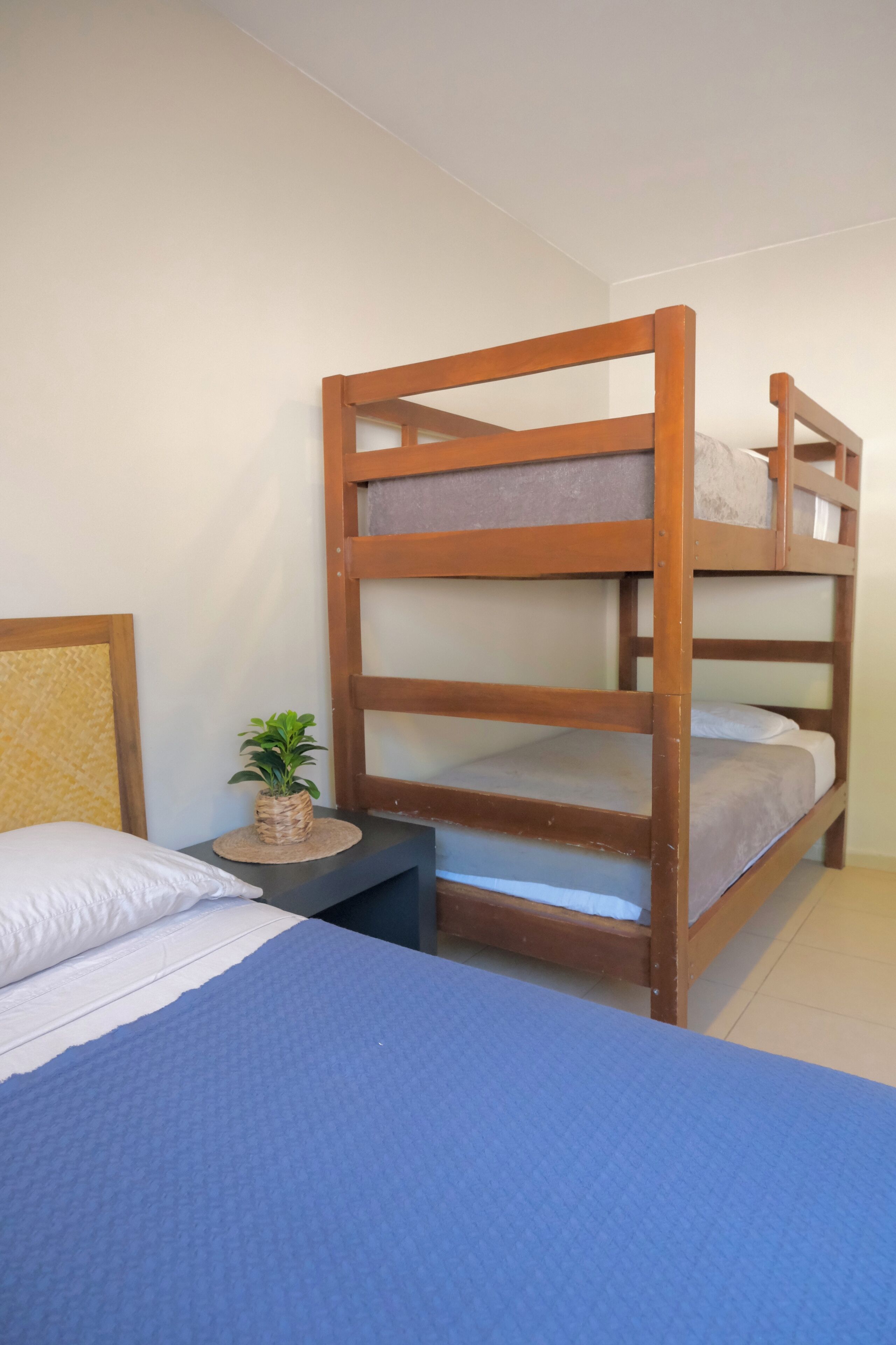 Chambre Quadruple Familiale, salle de bains privée, en front de mer