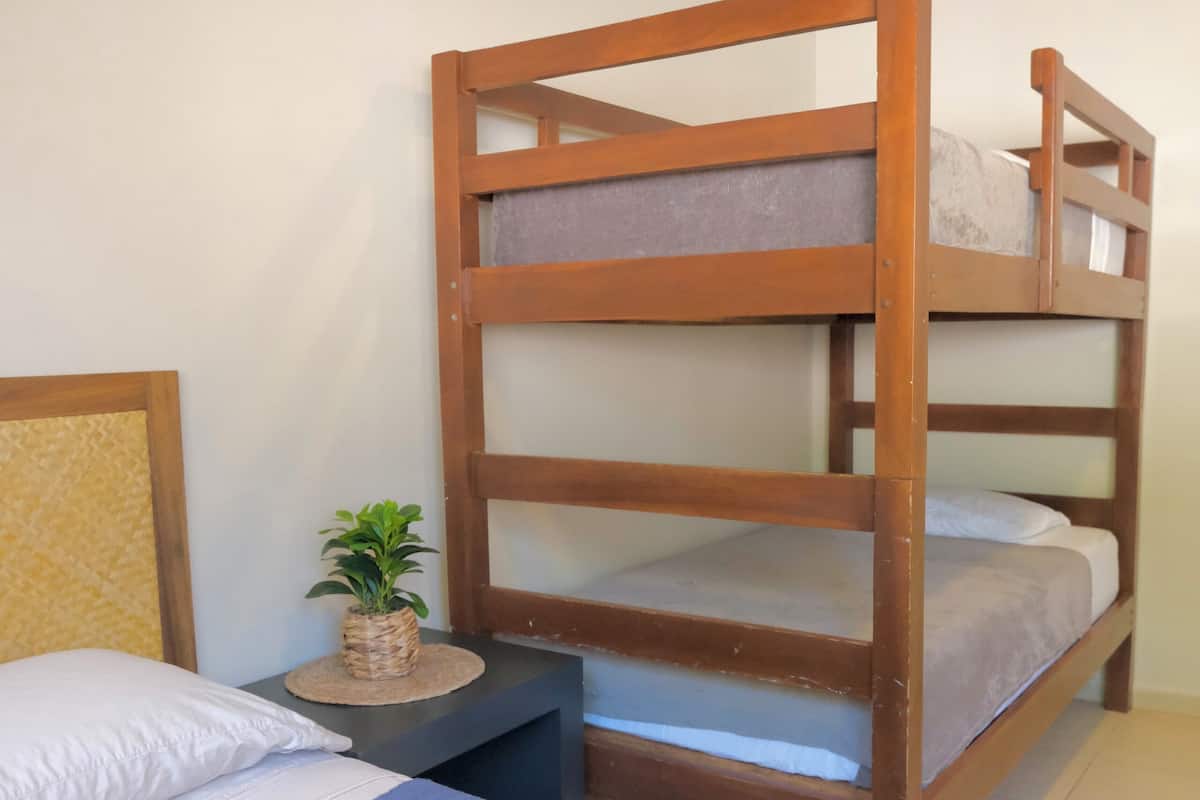 Habitación cuádruple familiar, baño privado, frente al mar | Wifi gratis y ropa de cama