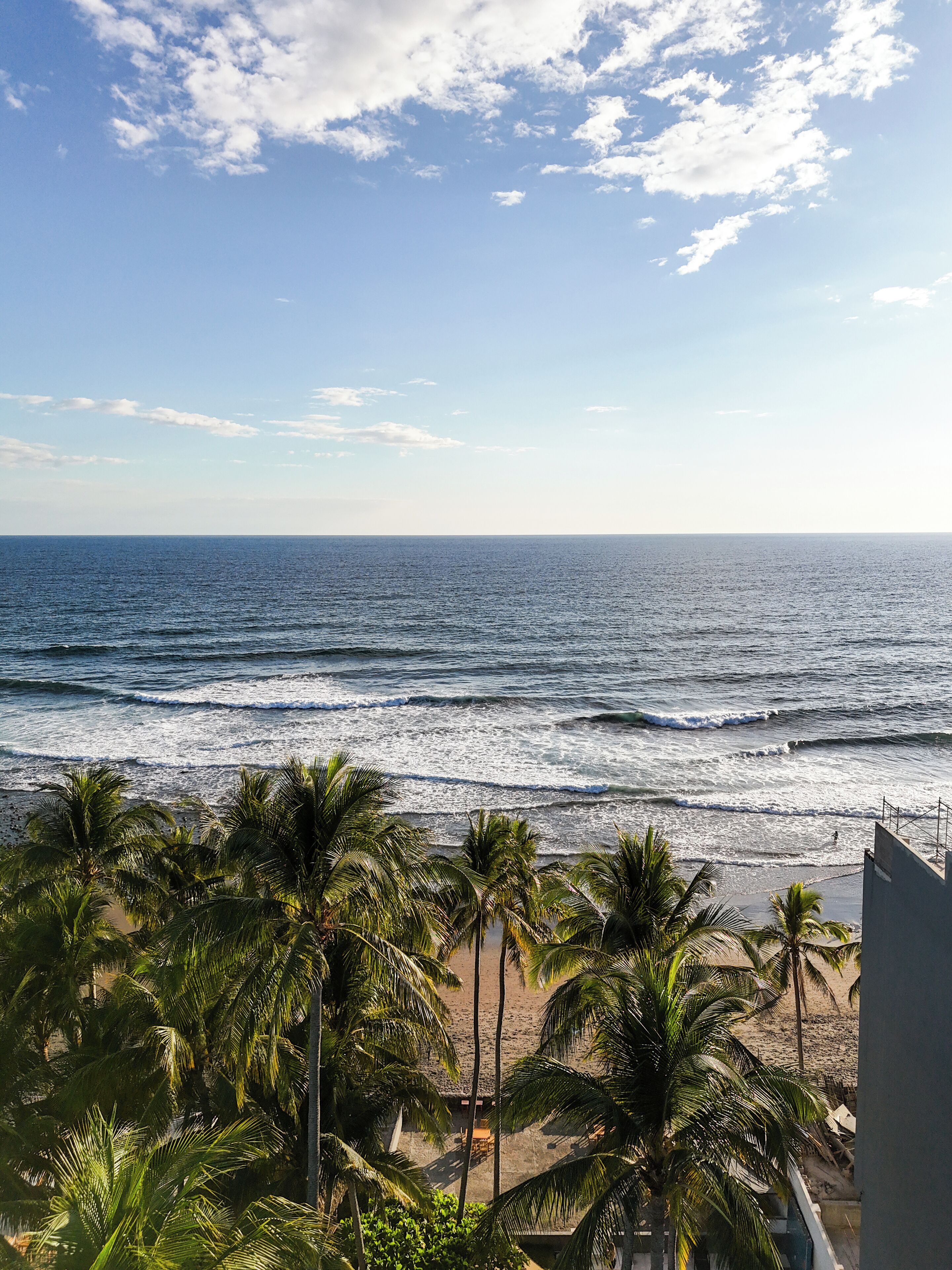 Plage, sable noir, massages sur la plage, yoga sur la plage