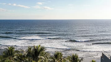 Ubicación a pie de playa, arena negra y masajes en la playa