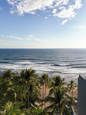 Ubicación a pie de playa, arena negra y masajes en la playa