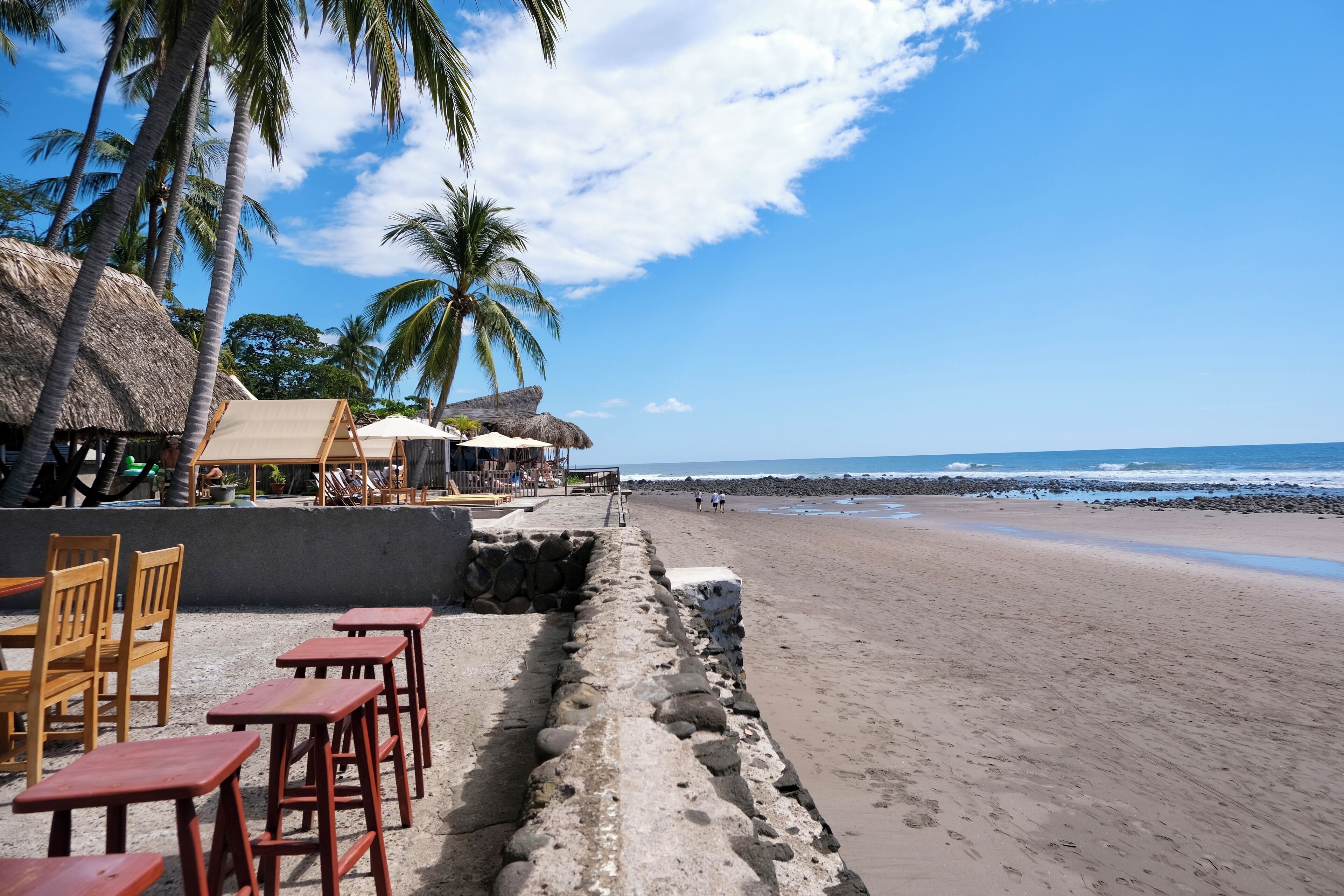 Na praia, areia preta, massagens na praia, prática de ioga na praia 