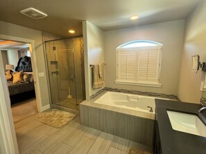 Shower, jetted bath, hair dryer, towels - Charming 5-bedroom house in Pasco perfect for families (Pasco)