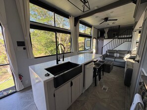 Interior - Luxury camper with a spectacular view, surrounded by nature. (Ciudad Colón)