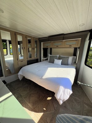 4 chambres, fer et planche à repasser, Wi-Fi, draps fournis