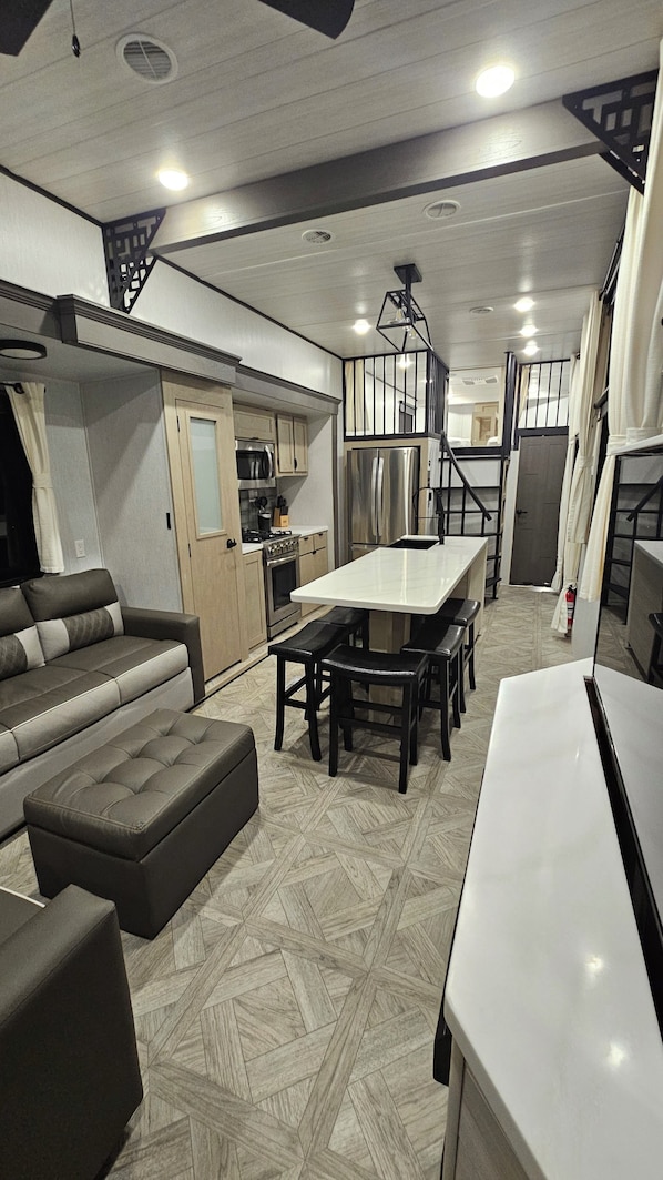 Interior - Luxury camper with a spectacular view, surrounded by nature. (Ciudad Colón)