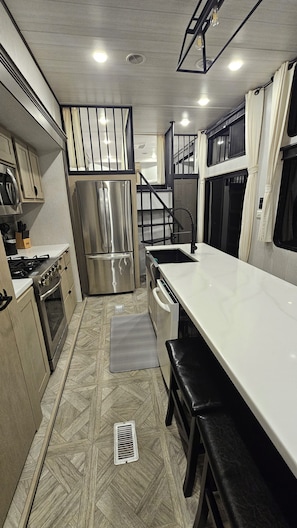 Private kitchen - Luxury camper with a spectacular view, surrounded by nature. (Ciudad Colón)
