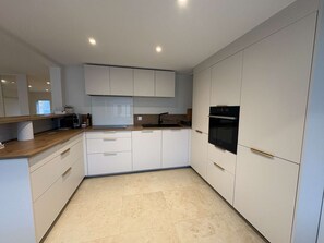 Fridge, oven, toaster, cookware/dishes/utensils - Maison pour 8 personnes à louer pour les vacances (ARZON)