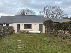 A house with a stone wall, a small garden, and a boat in the yard. - Maison pour 8 personnes à louer pour les vacances (ARZON)