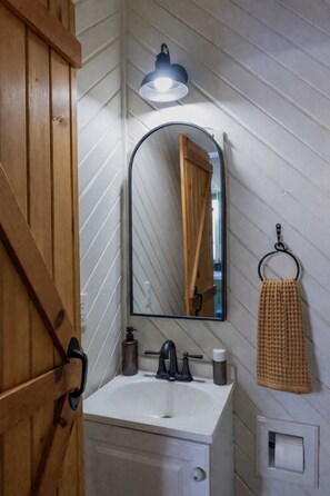 Hair dryer, towels, soap, toilet paper - Charming Cabin Hideaway, Peaceful Woodland Escape (Williamston)