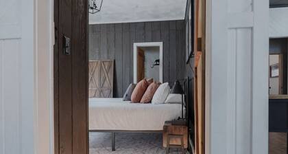 Charming Cabin Hideaway, Peaceful Woodland Escape