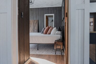 Charming Cabin Hideaway, Peaceful Woodland Escape