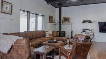 Books, music library, stereo