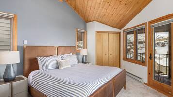 Desk, travel crib, WiFi, bed sheets