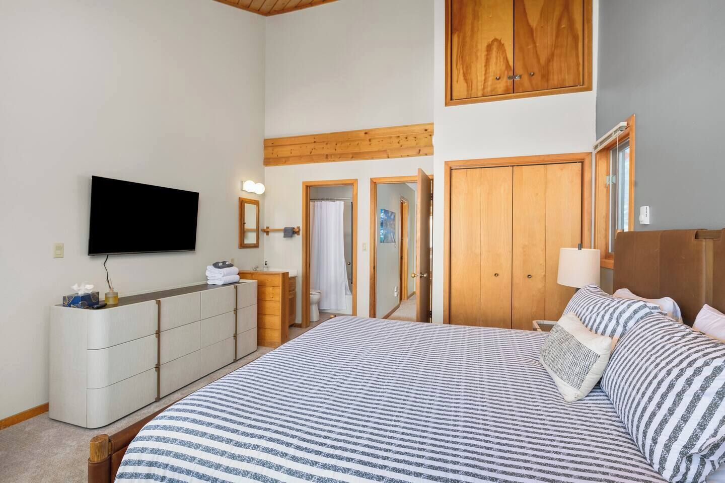 Desk, travel cot, WiFi, bed sheets