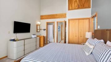 Desk, travel cot, WiFi, bed sheets