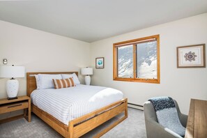 Desk, travel crib, WiFi, bed sheets - Paradise in Mt. CB - Hot Tub, Garage, Mtn Views (Crested Butte)