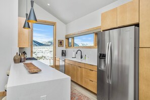 Fridge, microwave, oven, stovetop - Elk Valley Abode - Mountain Views, Garage, Grill (Crested Butte)
