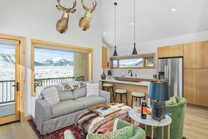 TV - Elk Valley Abode - Mountain Views, Garage, Grill (Crested Butte)
