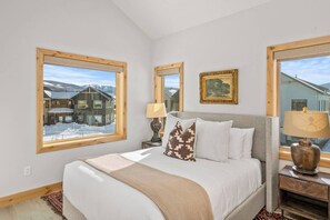 Travel cot, WiFi, bed sheets - Elk Valley Abode - Mountain Views, Garage, Grill (Crested Butte)